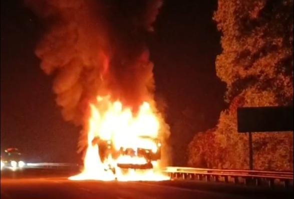 Truk Bermuatan Besi dan Pecah Belah Terbakar di Tol Bakauheni, Lampung. Kerugian capai Rp300 Juta
